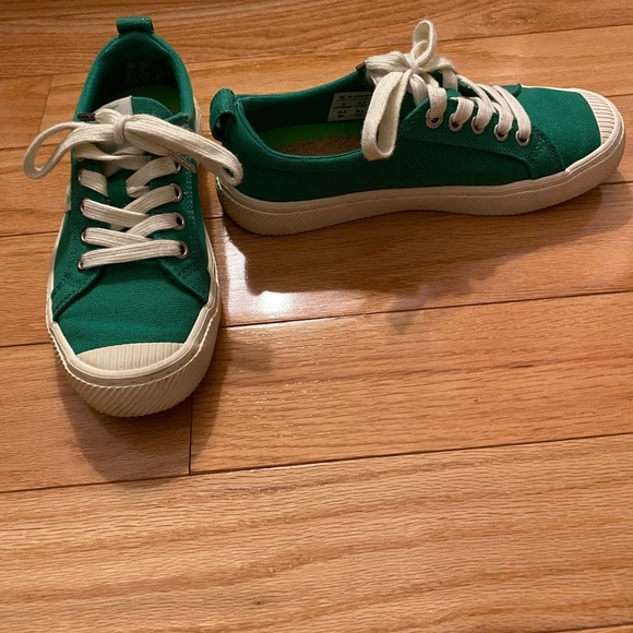 Cariuma green sneakers size 6 - Picture 2 of 4